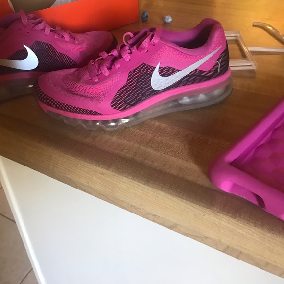 Women’s Nike Shoes - Picture 1 of 2